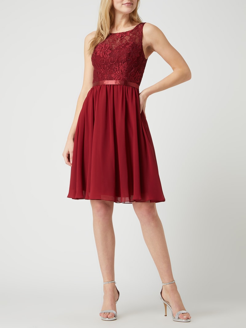Abendkleid mit Ziersteinbesatz in bordeaux rot