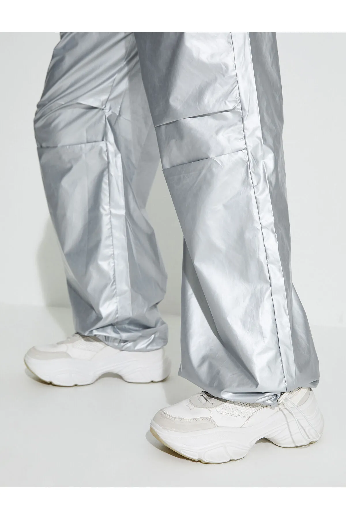 Koton  Fallschirm-Jogginghose mit elastischem Bund, Stoppern, Taschen und wasserabweisenden Eigenschaften