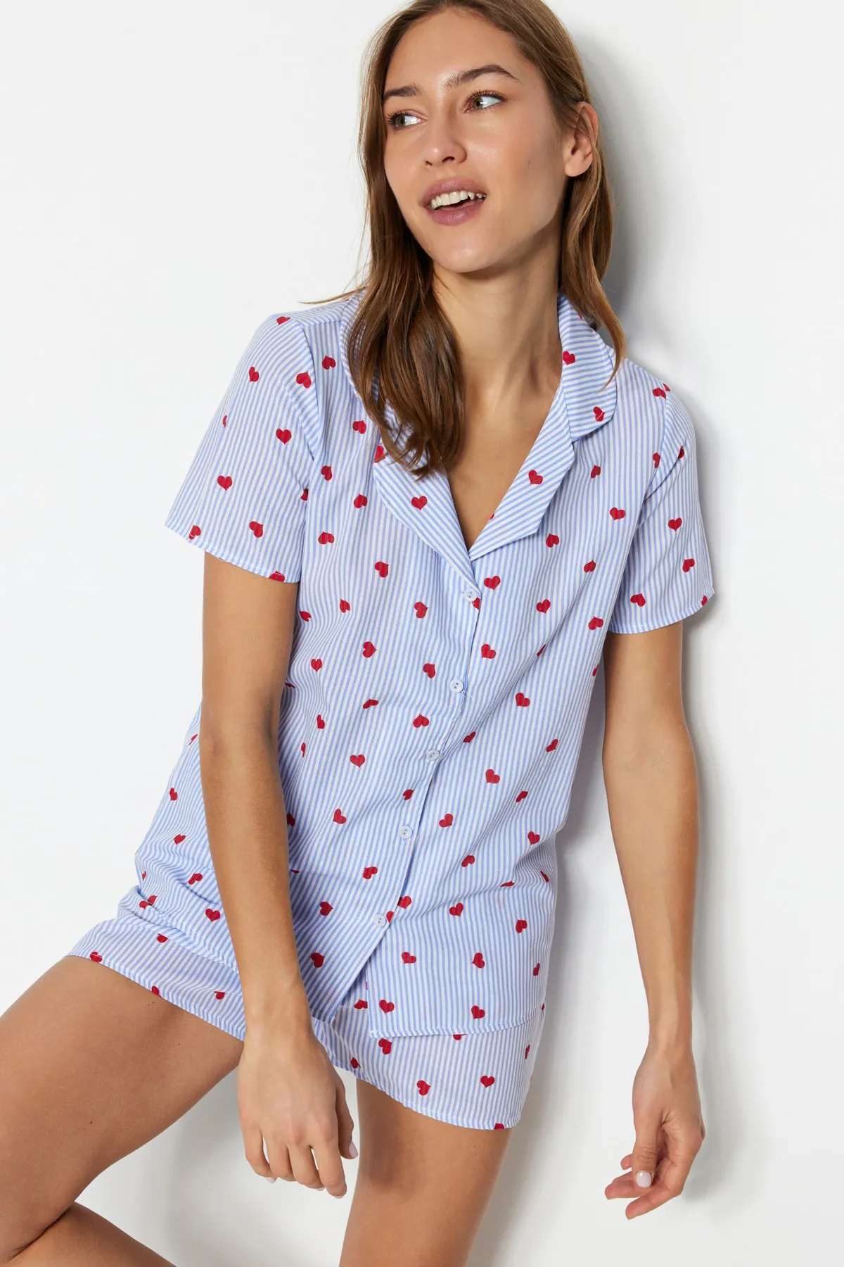 Trendyol Collection  Blau gestreiftes Pyjama-Set aus Viskosegewebe mit Herzmuster THMSS22PT0091