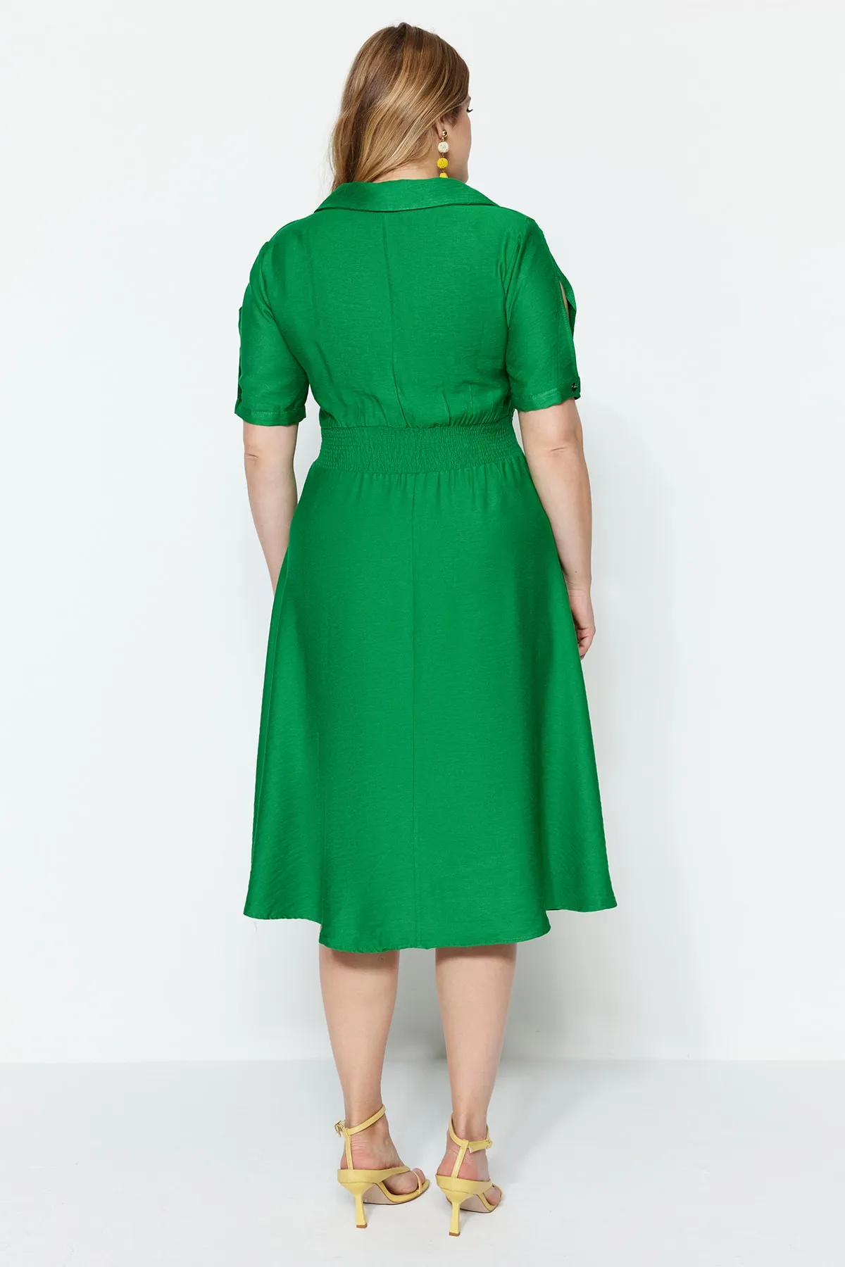 Trendyol Curve  Grünes Webkleid mit elastischem Bund und Knopfdetail TBSSS22EL1563