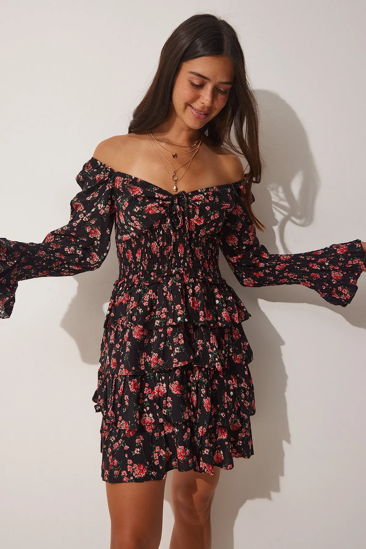 Happiness İstanbul  Schwarzes geblümtes Katkat-Rüschen-Mini-Sommerkleid für Damen FN02947
