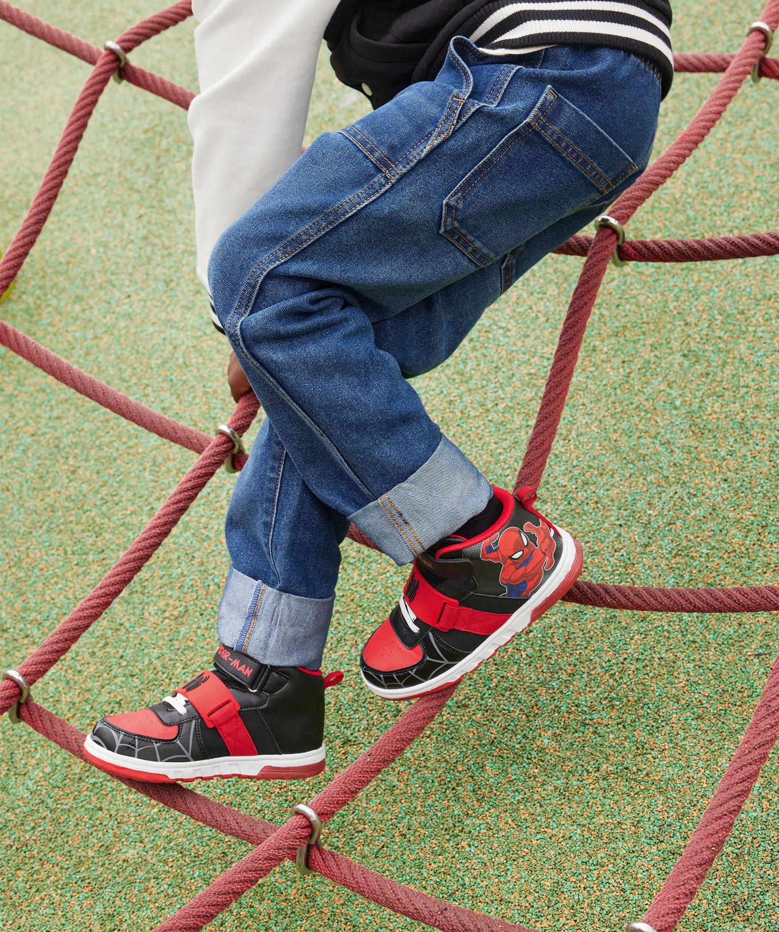 Baskets Garçon mid-cut à semelle lumineuse – SpiderMan noir | GEMO