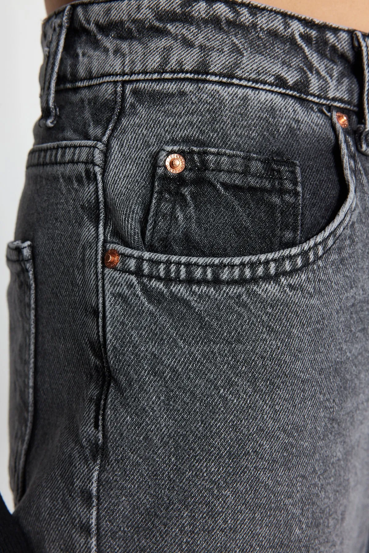 Trendyol Collection  Graue Jeans mit hoher Taille und weitem Bein TWOAW24JE00073