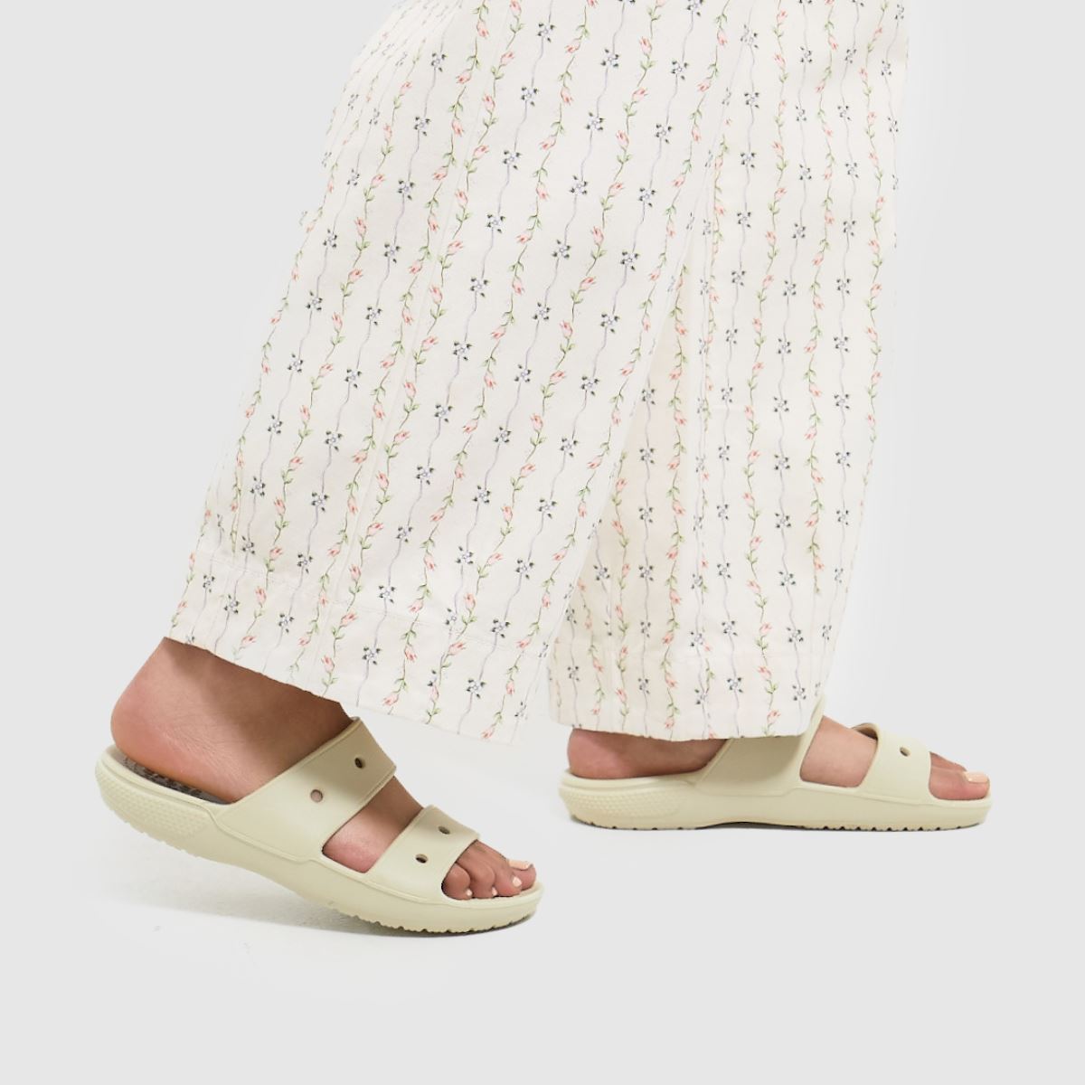 Crocs Classic kétpántos szandál kő színben