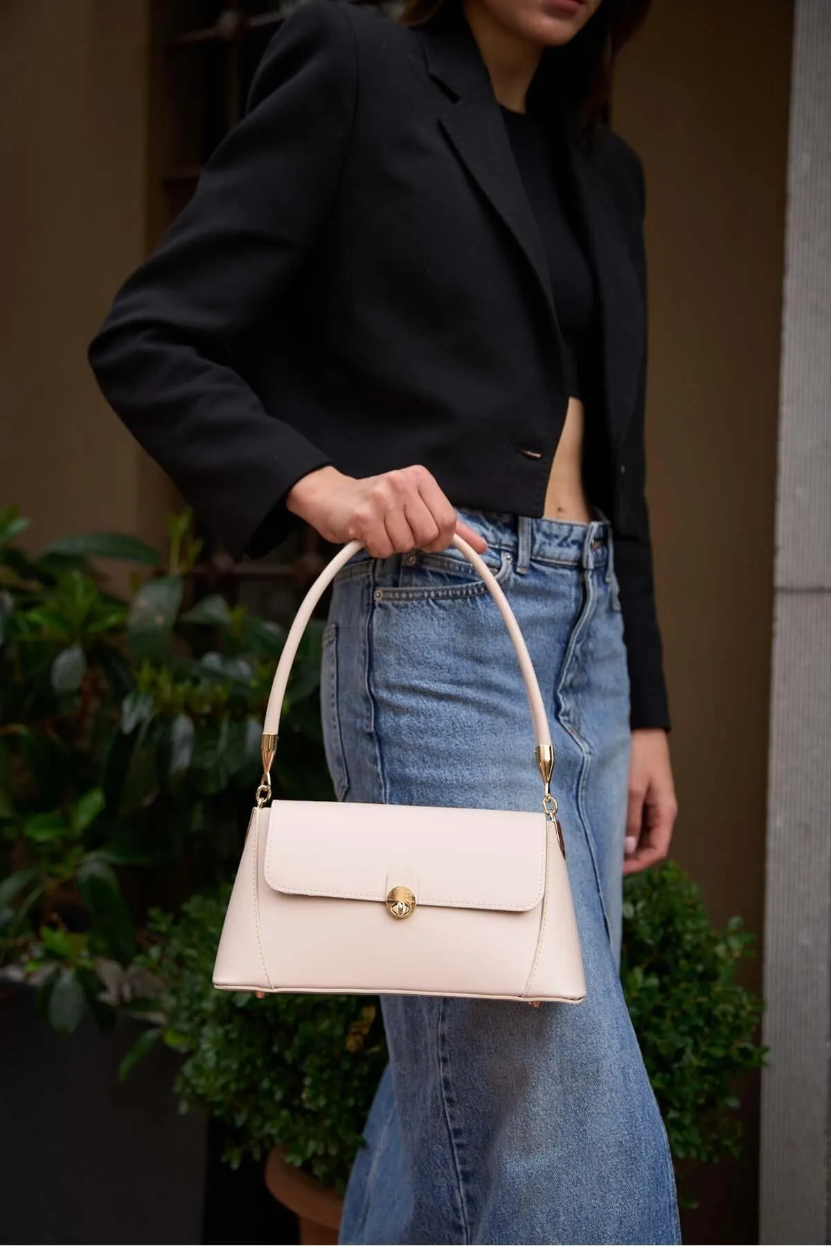 Madamra  Cremefarbene Umhängetasche für Damen im Retro-Leder-Look mit Frontdeckel
