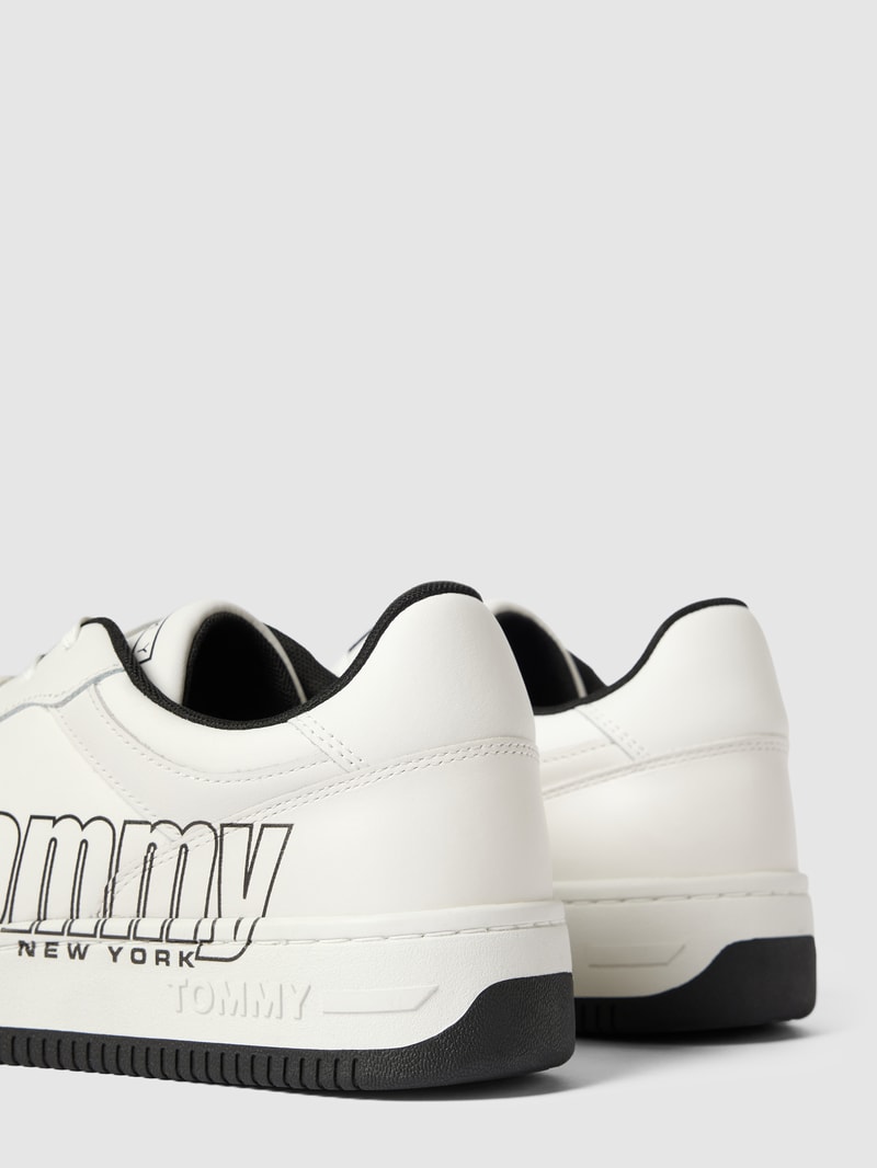 Sneaker mit Label-Print in weiß