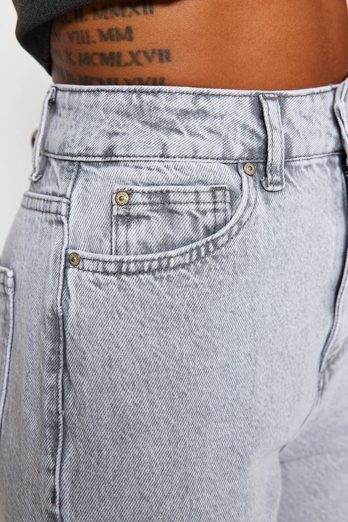 Trendyol Collection  Graue Mom-Jeans mit hoher Taille TWOAW22JE0945