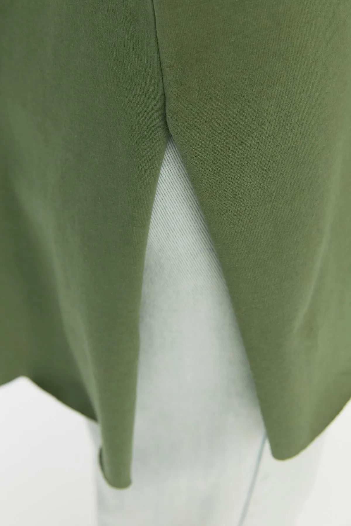 Trendyol Modest  Khakifarbenes Basic-Kurzarm-Single-Jersey-T-Shirt mit Schlitz aus 100 % Baumwolle TCTSS21TN0056