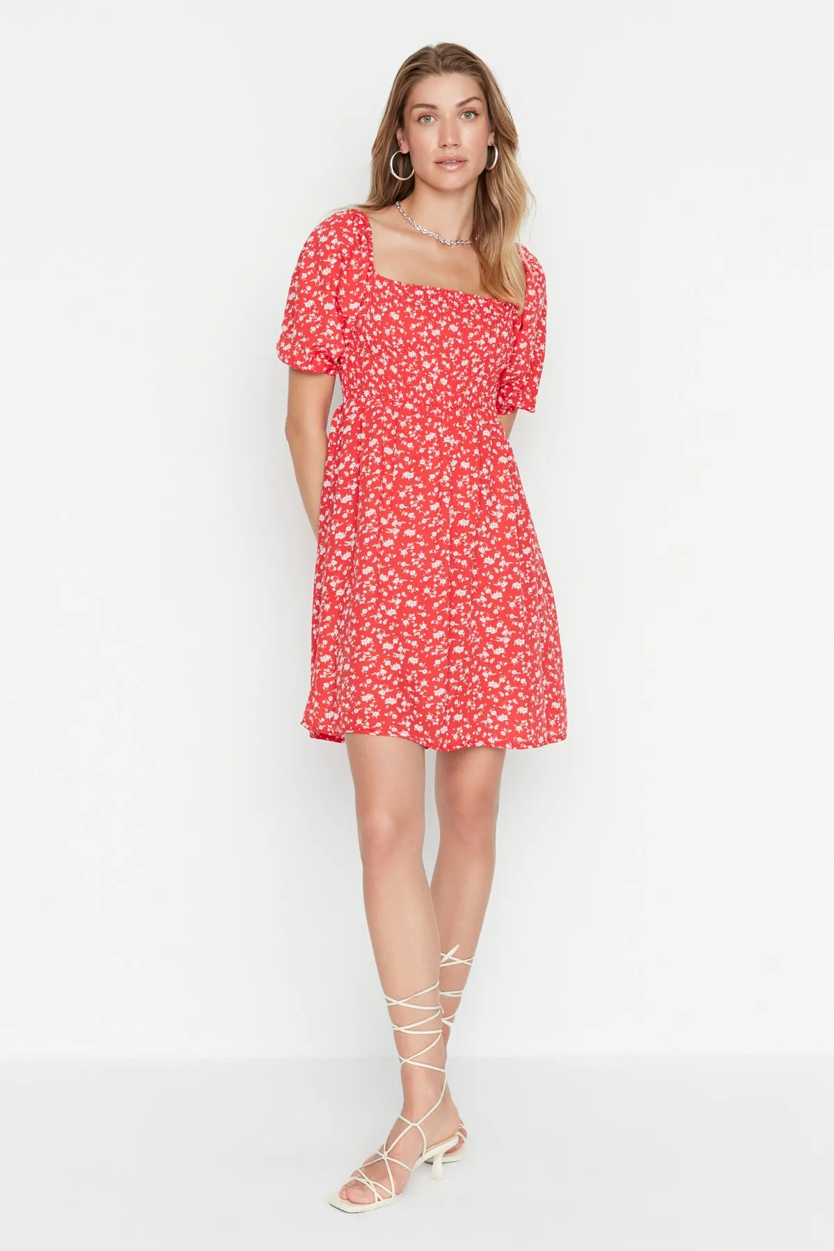 Trendyol Collection  Rotes Gimped-Minikleid aus Viskose mit floraler Taille und Öffnung TWOSS22EL0370