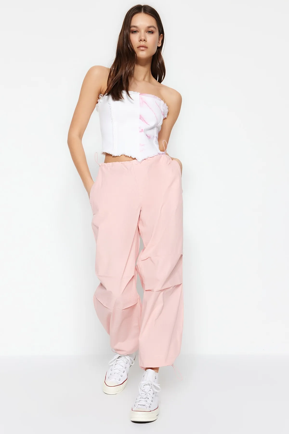 Trendyol Collection  Rosa Stopper-Fallschirmhose mit normaler Taille TWOAW23JE00738