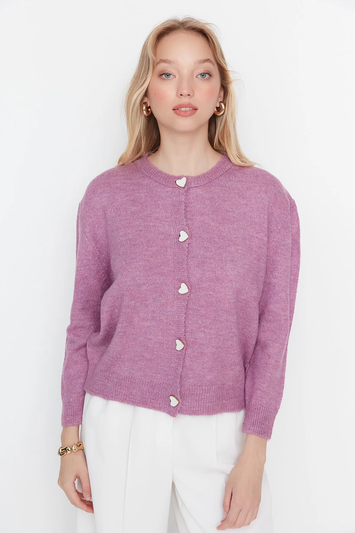 Trendyol Collection  Lilafarbener, weich strukturierter Strickcardigan mit Schmucksteinen und Knöpfen TWOAW22HI0044