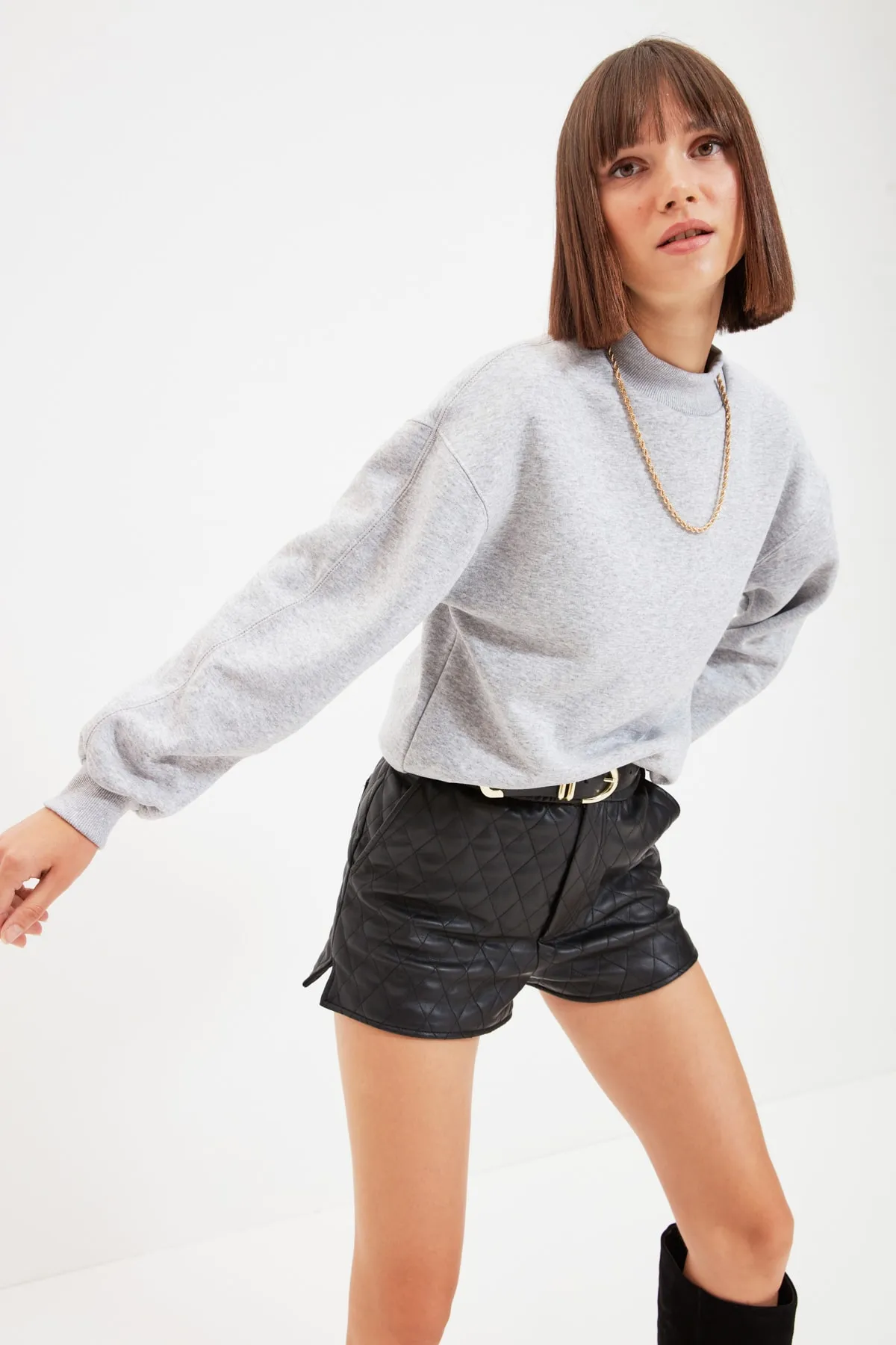 Trendyol Collection  Graues, dickes Fleece-Innenfutter, Stehkragen, entspannte/bequeme Passform, Strick-Sweatshirt TWOAW20SW0584