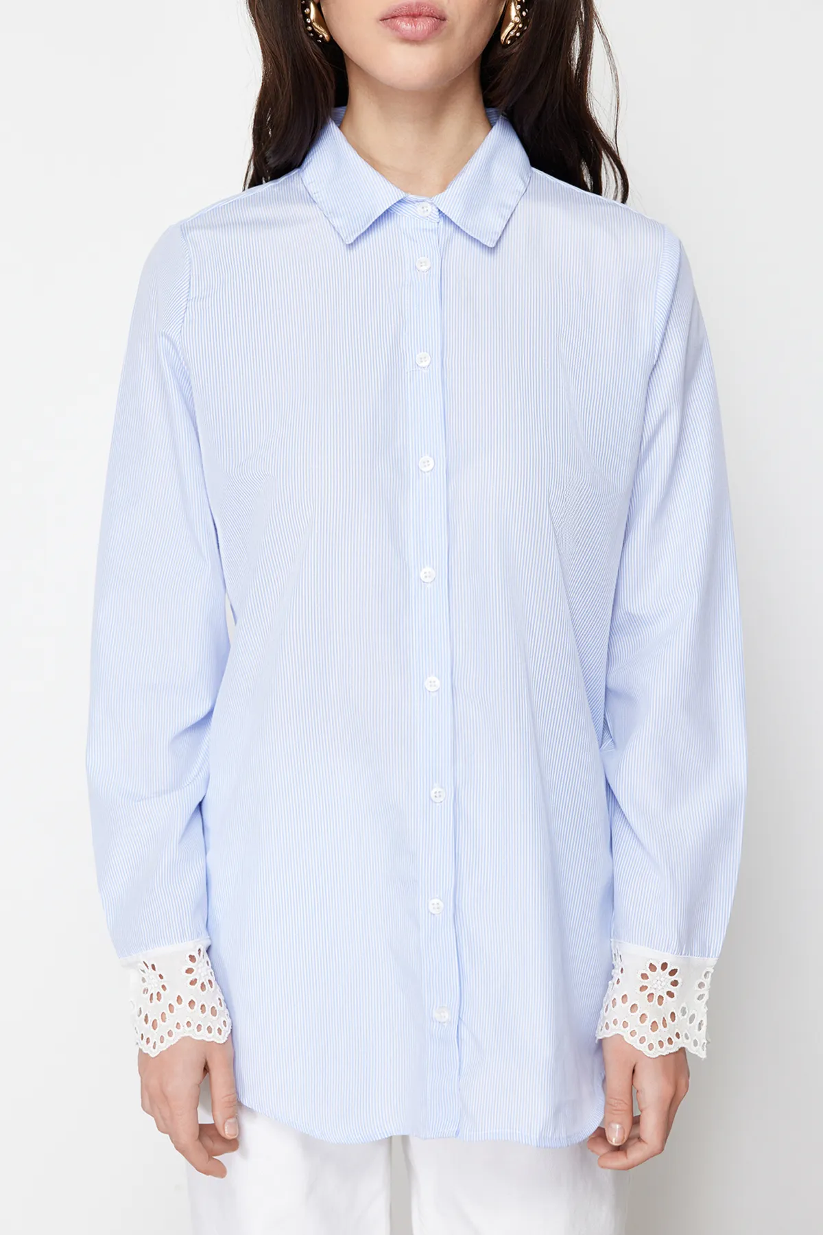 Trendyol Modest  Blaues Hemd aus gewebter Baumwollmischung mit Stickereidetail TCTSS24TG00006
