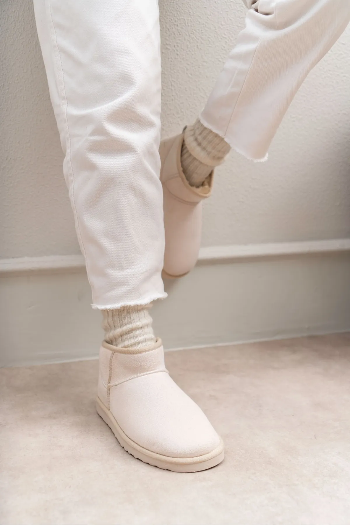 NİŞANTAŞI SHOES  Mini Beige Wildleder Halbstiefel mit Federn innen Flache Sohle Damenschuhe