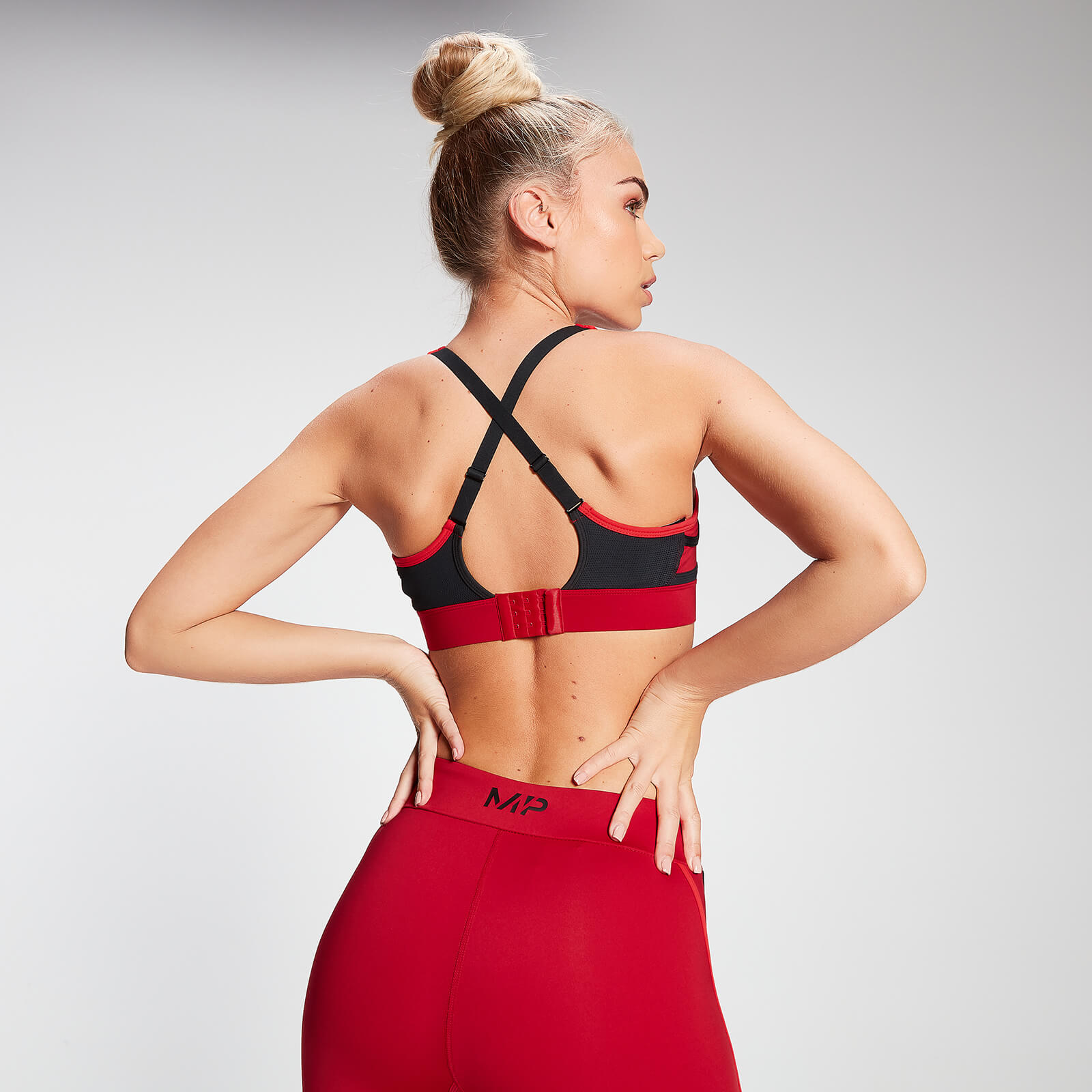 Brassière de sport colour-block convertible MP Engage pour femmes – Rouge danger/Lie-de-vin