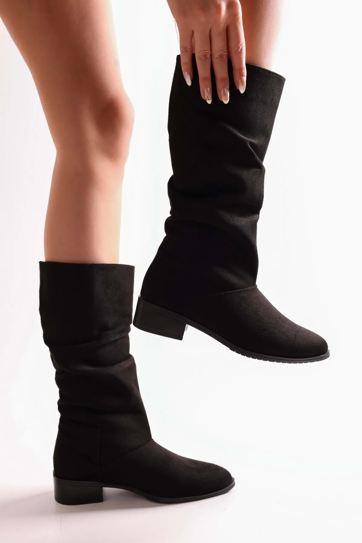 Shoeberry  Flache Damenstiefel „Jerica“ aus schwarzem Wildleder mit Zwickel. Schwarzes Wildleder