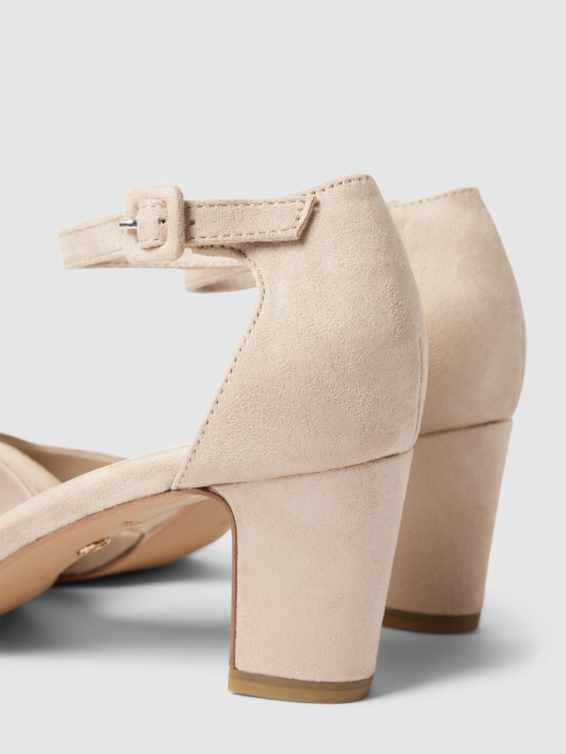 Pumps mit Dornschließe in offwhite