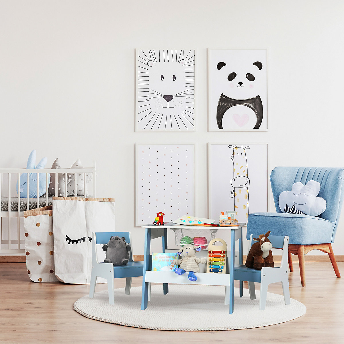 Kindersitzgruppe mit 2 Stühlen
