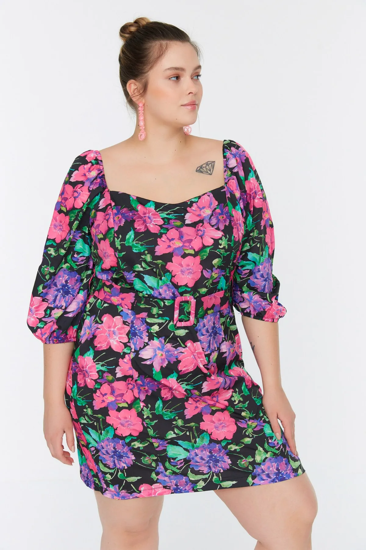 Trendyol Curve  Mini-Webkleid mit Blumenmuster und Gürtel TBBSS22EL00039