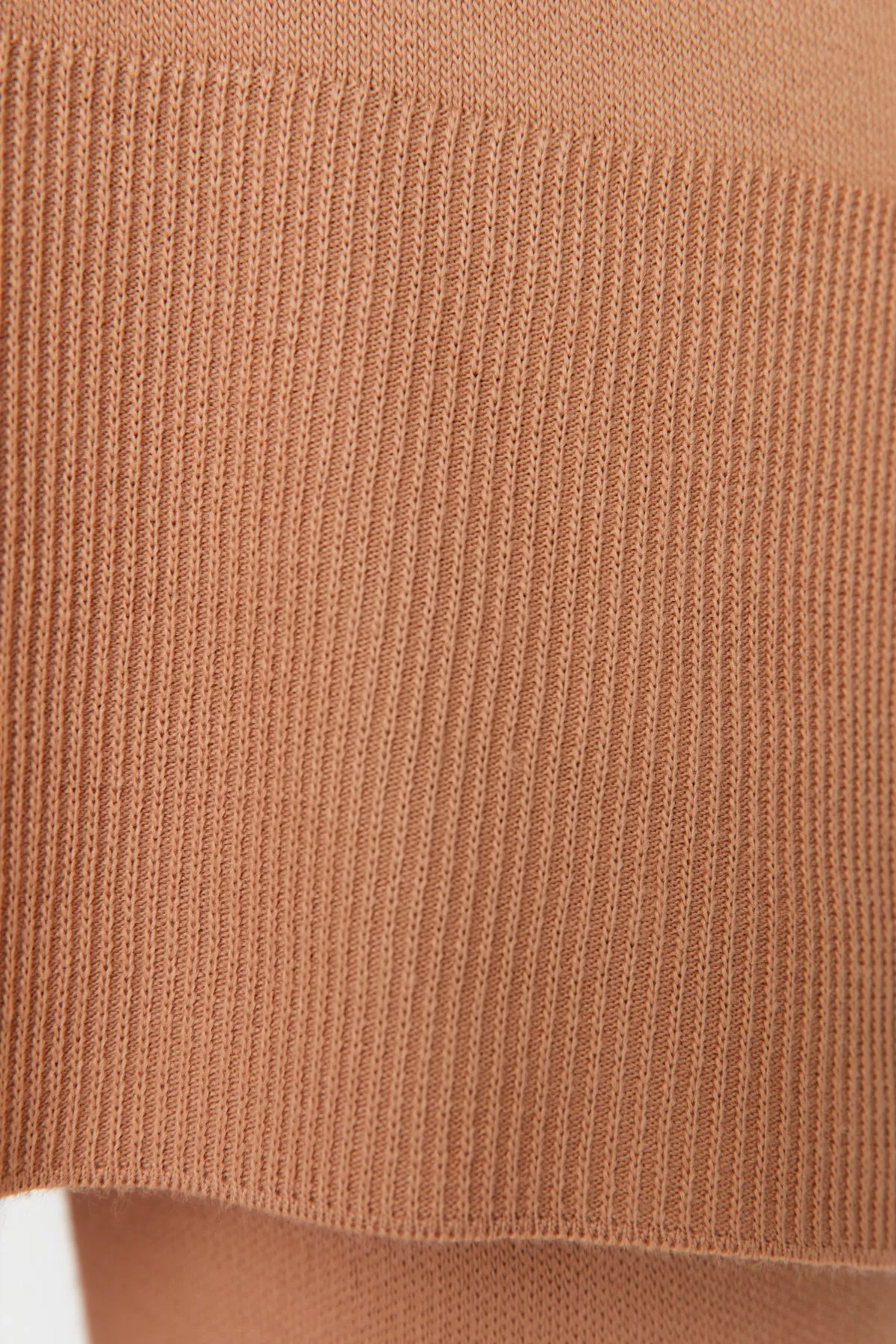 Trendyol Modest  Kamelfarbenes Strickset aus Pullover und Hose mit Schlitzdetail TCTAW23US00045