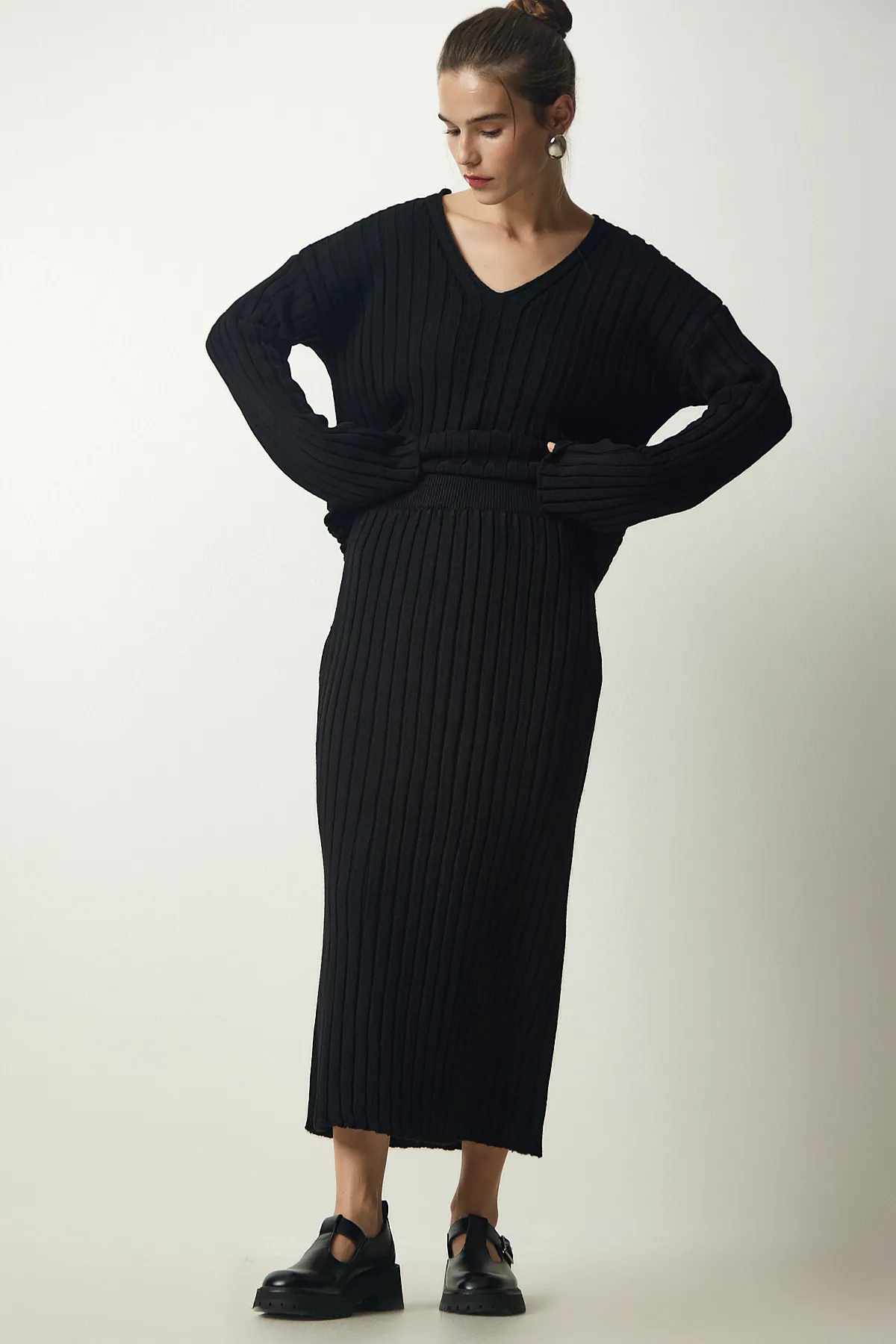 Happiness İstanbul  Schwarzes Strickset mit geripptem Pullover und Rock für Damen YY00188
