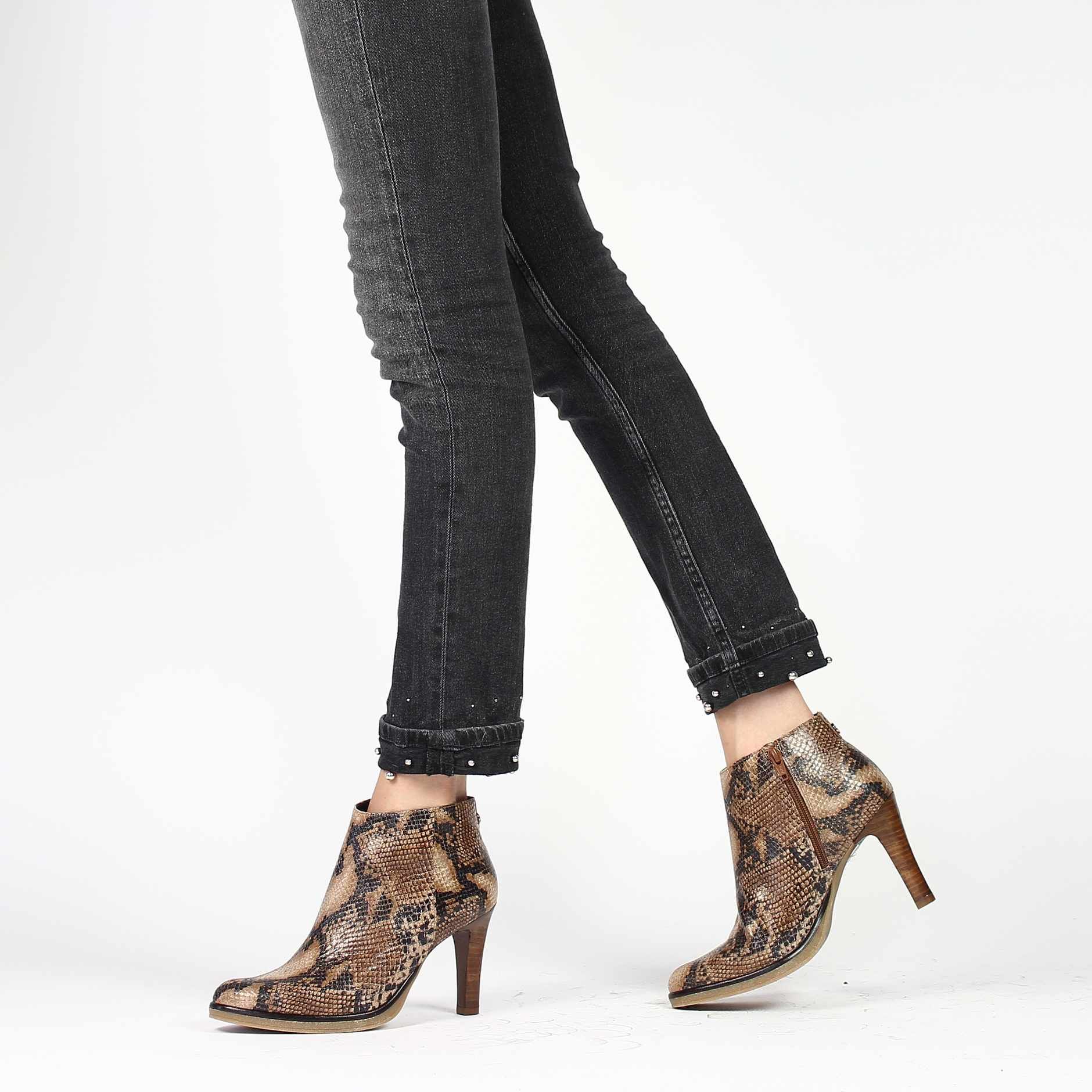 Janie Philip  MAX - Camel Python