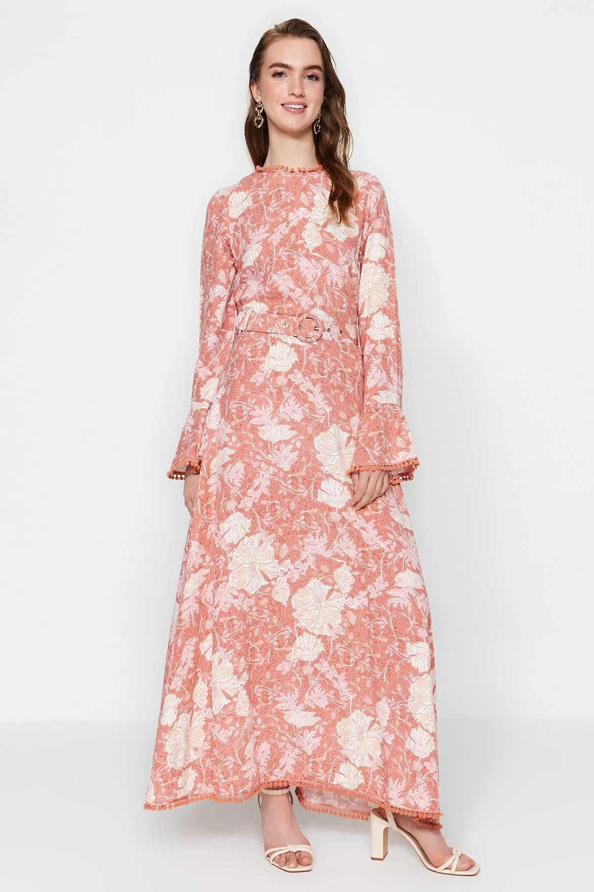 Trendyol Modest  Gewebtes Kleid mit Gürtel und Muster aus getrockneten Rosenblüten TCTSS23EB00189