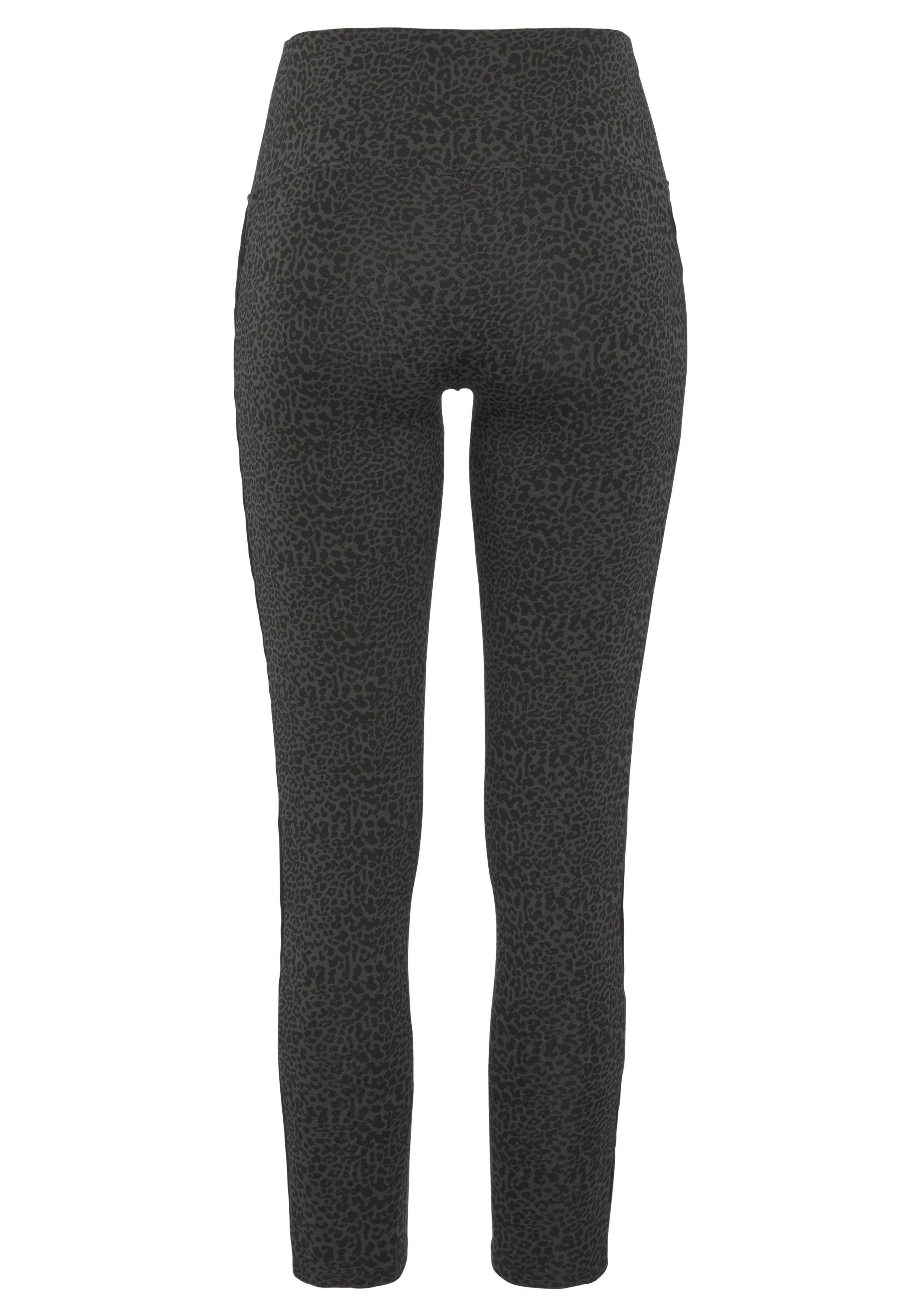 Bench. Leggings mit Leomuster und seitlichen Paspeln, Loungewear