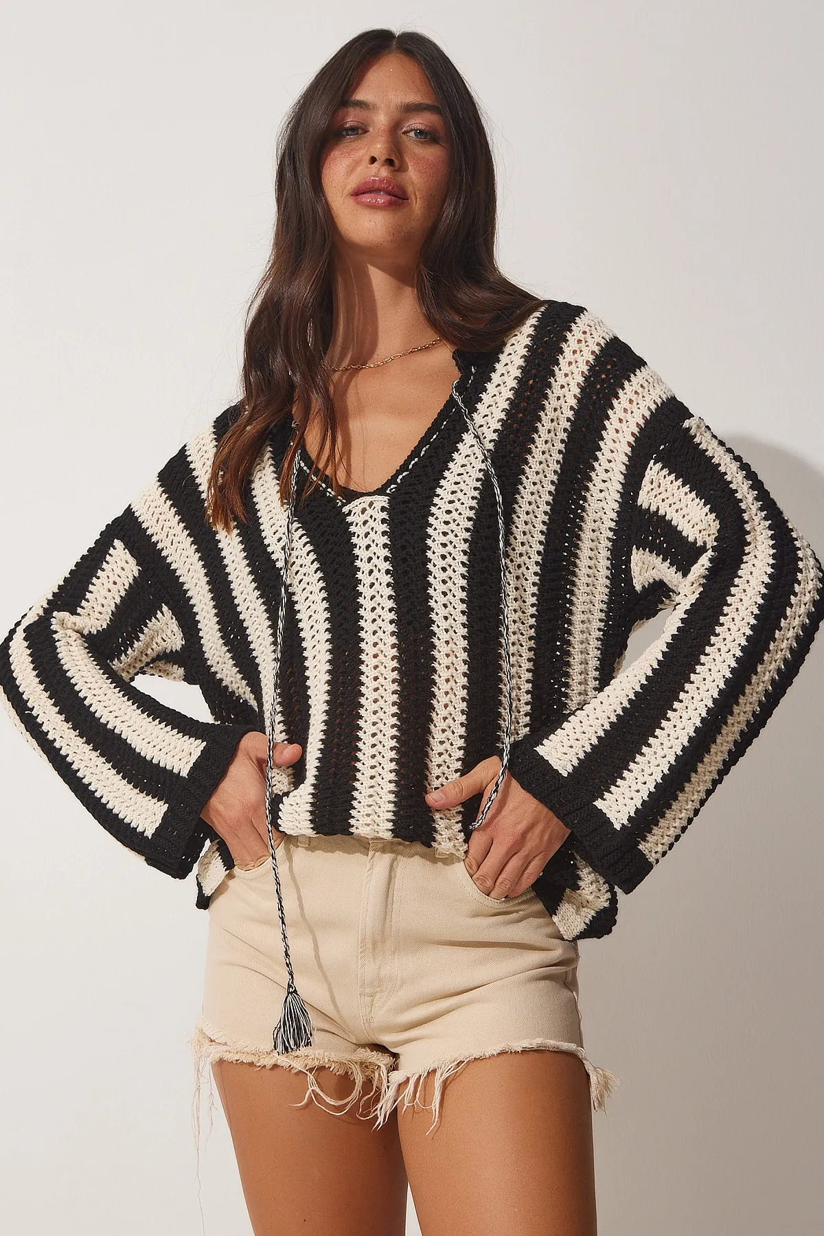 Happiness İstanbul  Durchbrochene saisonale Strickbluse für Damen in Schwarz mit Knochenmuster MX00101