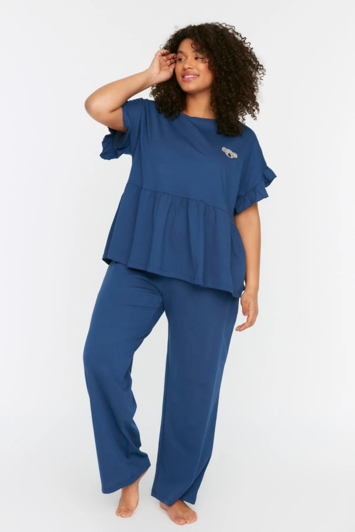Trendyol Curve  Marineblaues Pyjama-Set aus Strick mit besticktem Volant TBBSS22PT0565