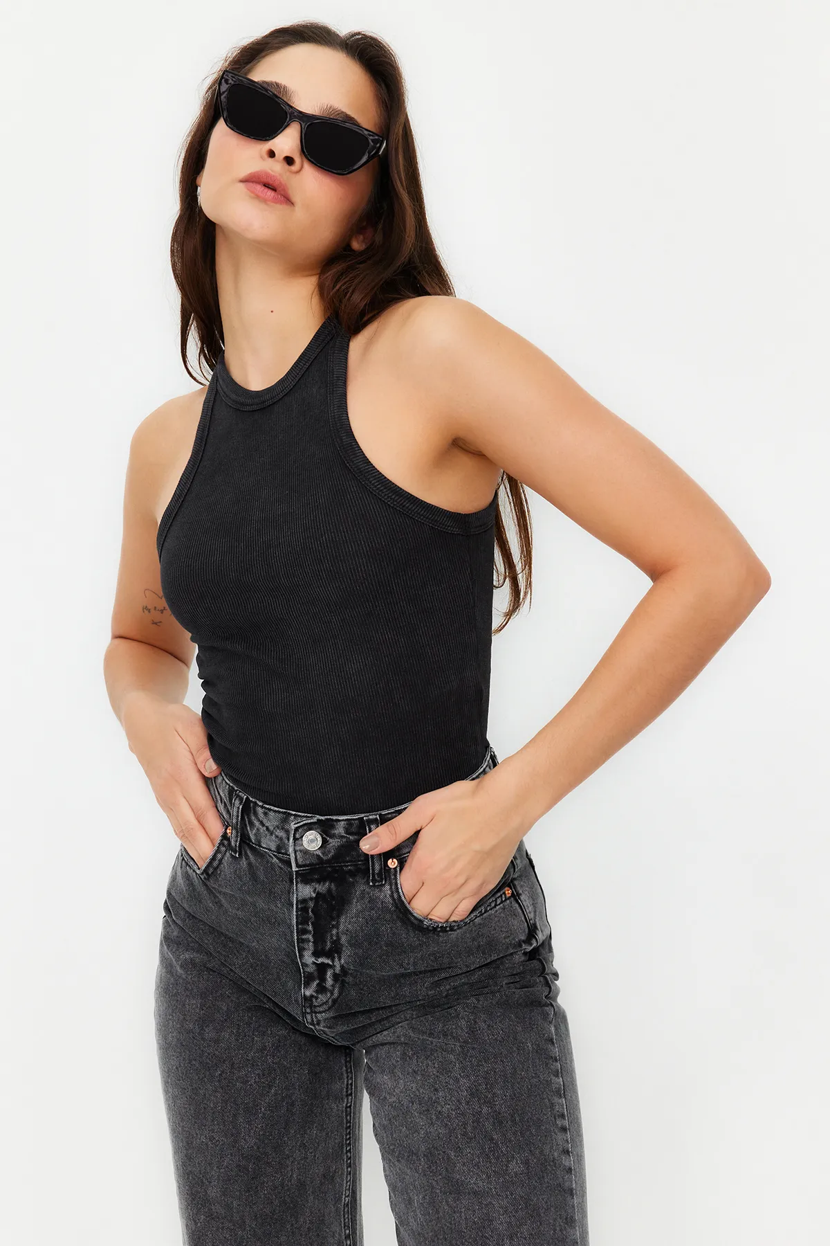 Trendyol Collection  Anthrazitfarbenes, tailliertes Neckholder-Unterhemd aus gerippter Baumwolle mit verblasstem Effekt und dehnbarem Strick TWOSS24AL00002
