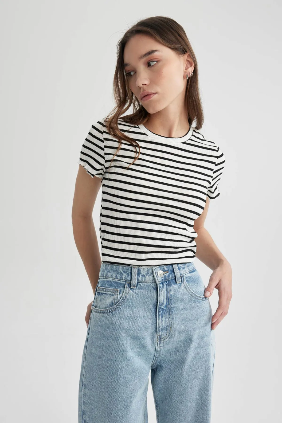 DeFacto  Tailliertes, gestreiftes Kurzarm-T-Shirt mit Rundhalsausschnitt
