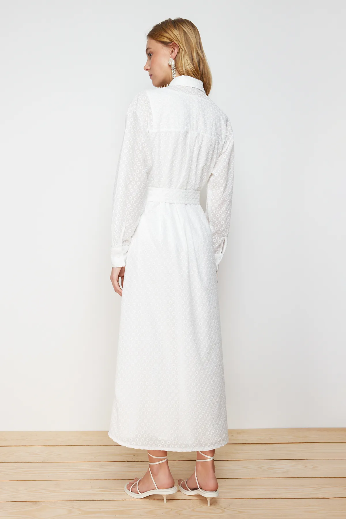 Trendyol Modest  Weißes, geblümtes, gewebtes Hemdkleid mit Gürtel, Stickerei und Futter TCTSS24EB00052