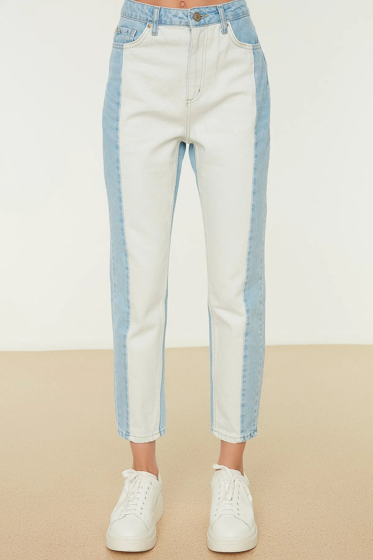 Trendyol Collection  Hellblaue, blockige Mom-Jeans mit hoher Taille TWOSS20JE0080