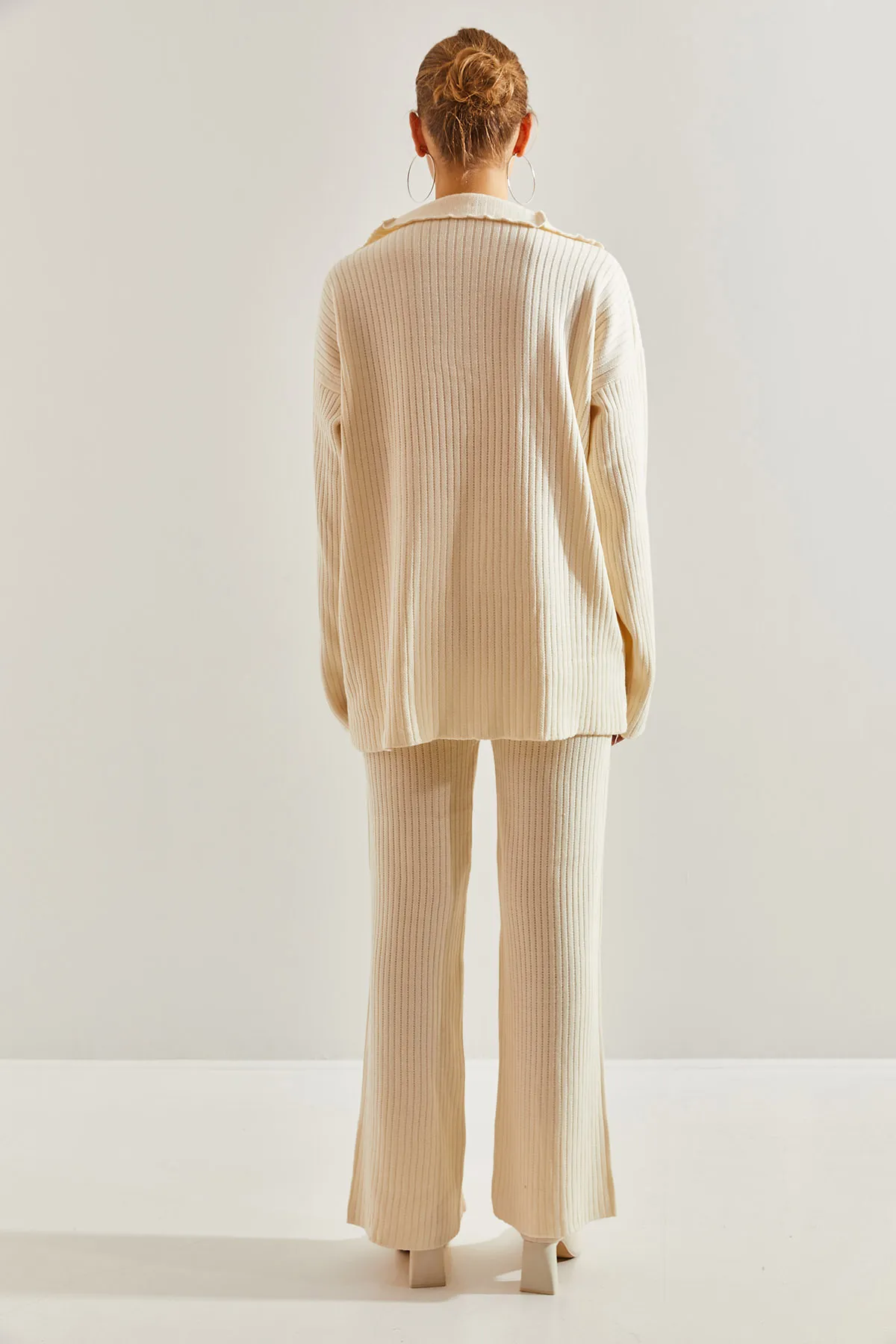 Bianco Lucci  Set aus Strickunterteil und Oberteil für Damen mit Beinen und Kragen mit Reißverschluss