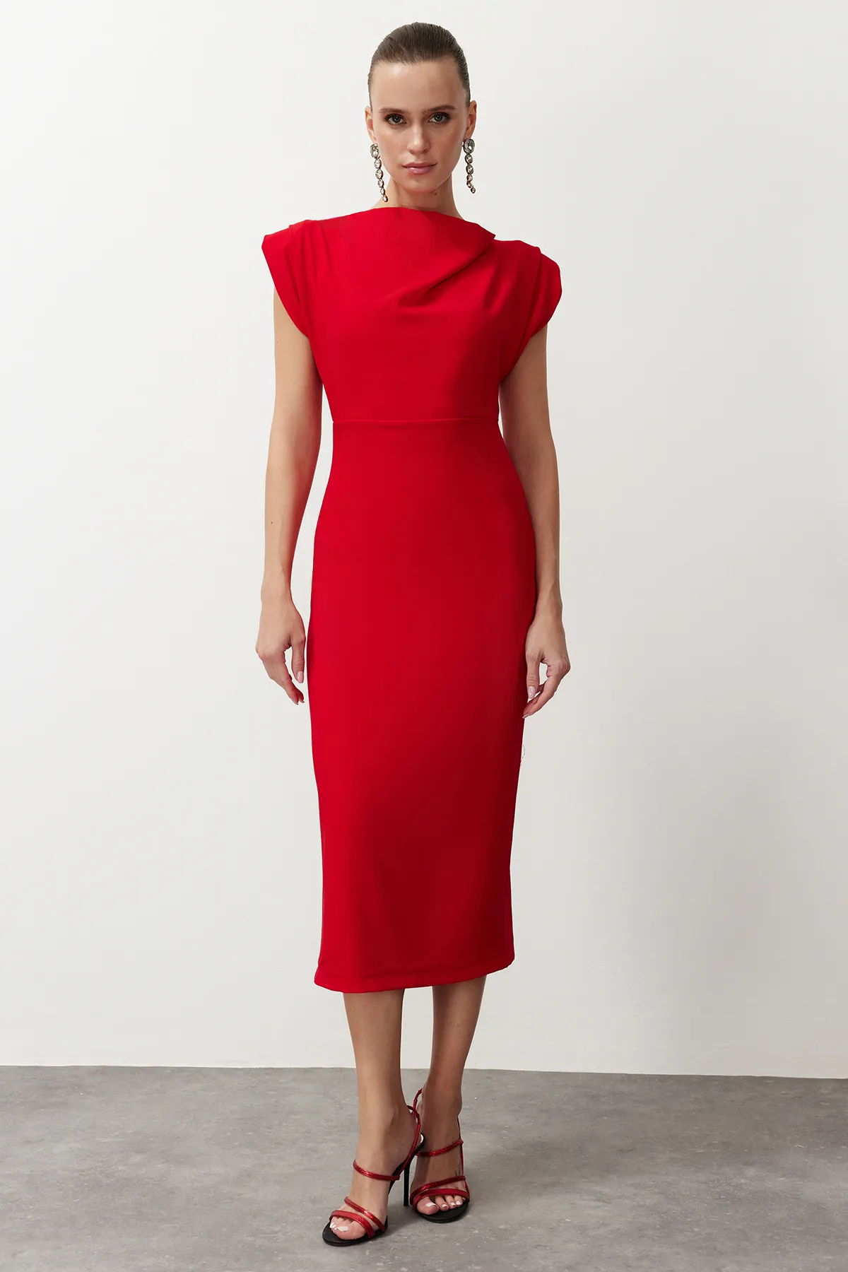 Trendyol Collection  Rotes, figurbetontes, gewebtes, stilvolles Abendkleid mit Degaje-Kragen TPRSS24EL00156