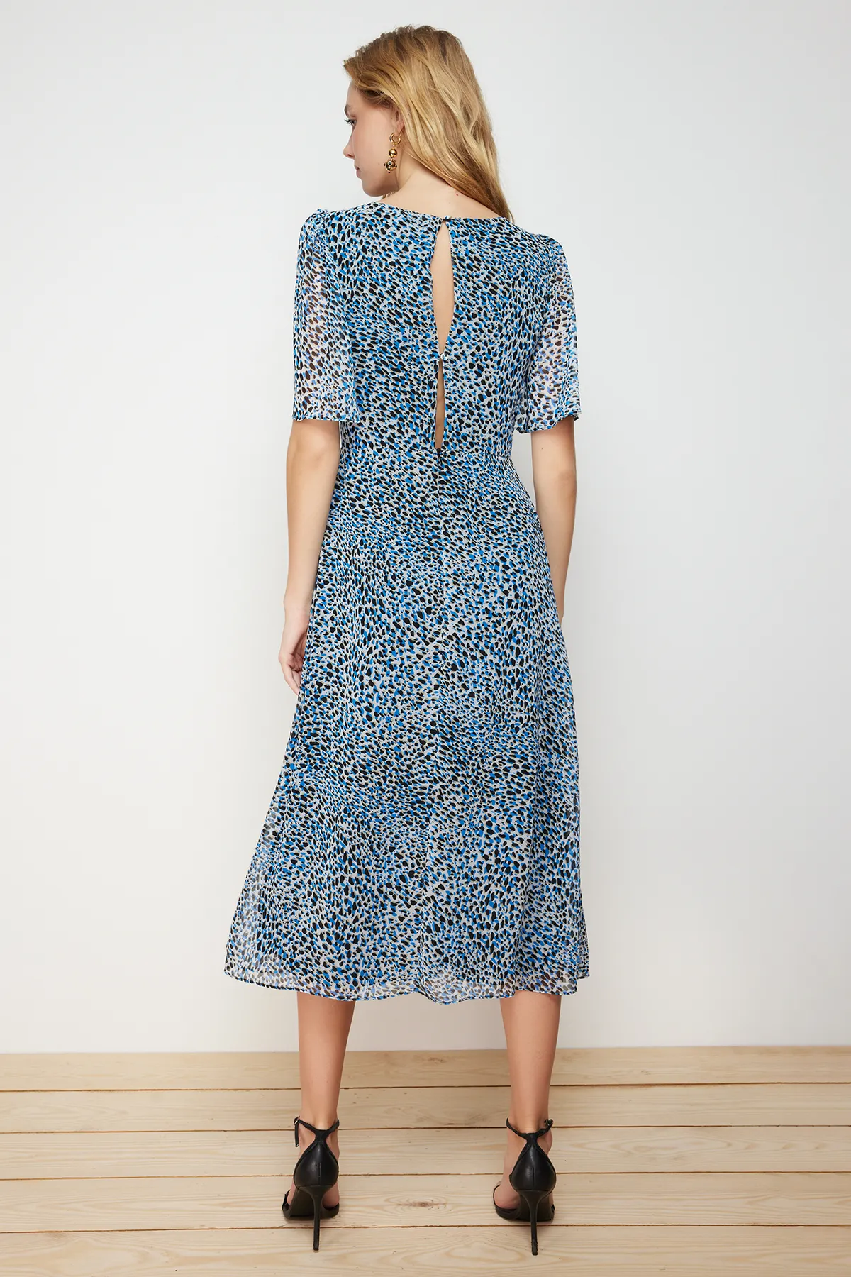 Trendyol Collection  Mehrfarbig gemustertes A-Linien-/Glockenform-Midi-gefüttertes Webkleid TWOSS23EL01372