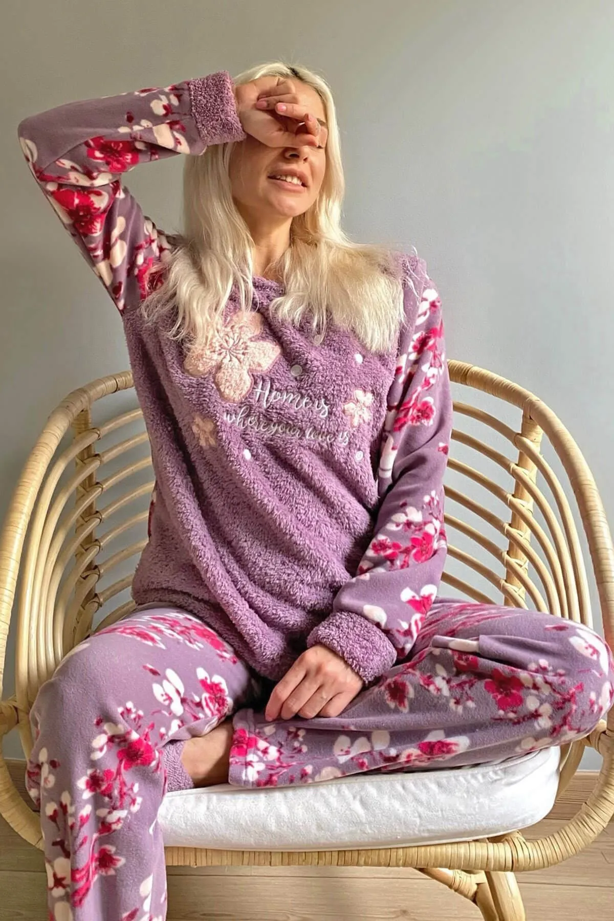 Pijamaevi  Damen-Pyjama-Set aus Plüsch mit Blattmuster in Lila