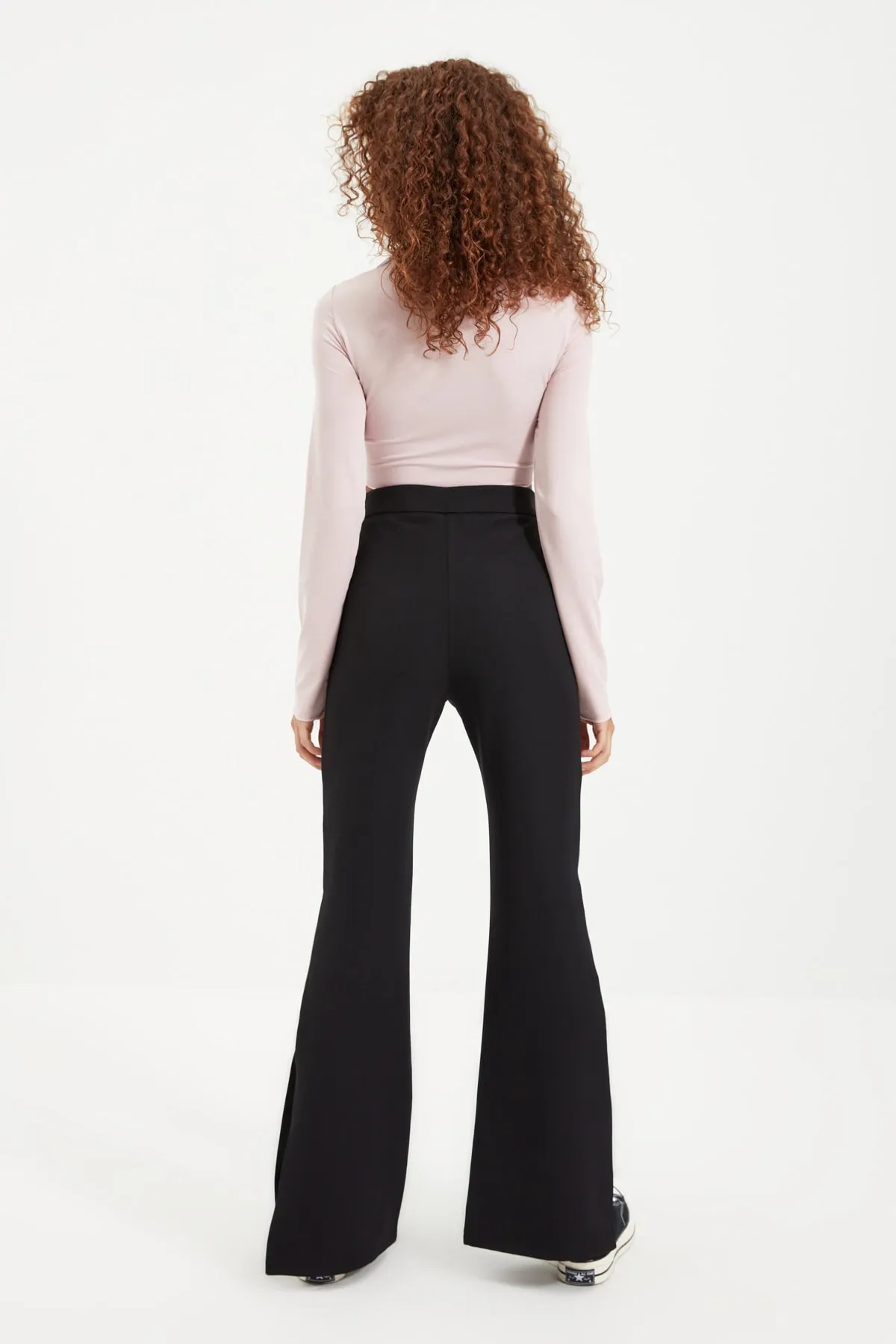 Trendyol Collection  Schwarze, gewebte Hose mit ausgestelltem Bein und hohem Bund und Schlitz TWOAW22PL0134