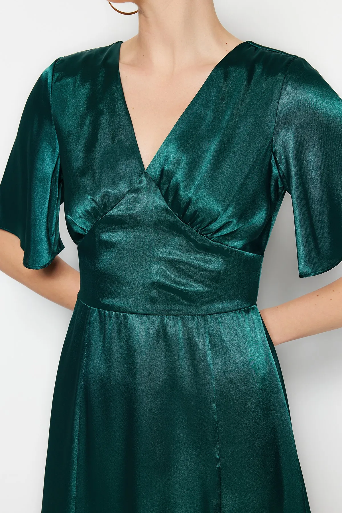 Trendyol Collection  Grünes gerade geschnittenes Midikleid aus gewebtem Satin mit V-Ausschnitt und Schlitz TWOSS23EL00866