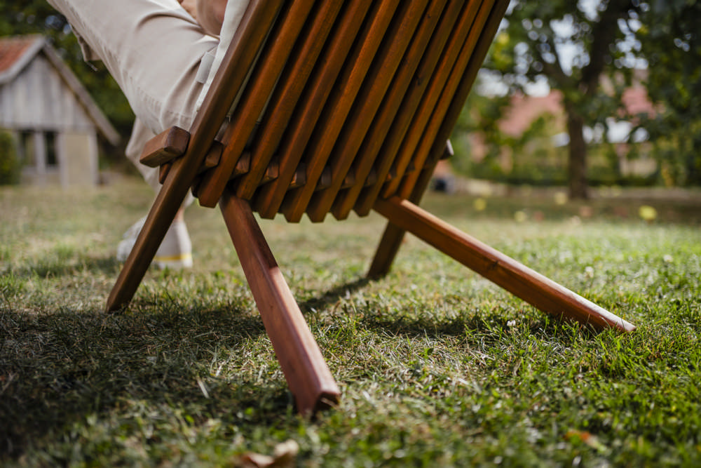 LECO Holzliegestuhl MIRA – Klappbarer Gartenstuhl aus wetterfestem Hartholz – Akazienholz FSC100%