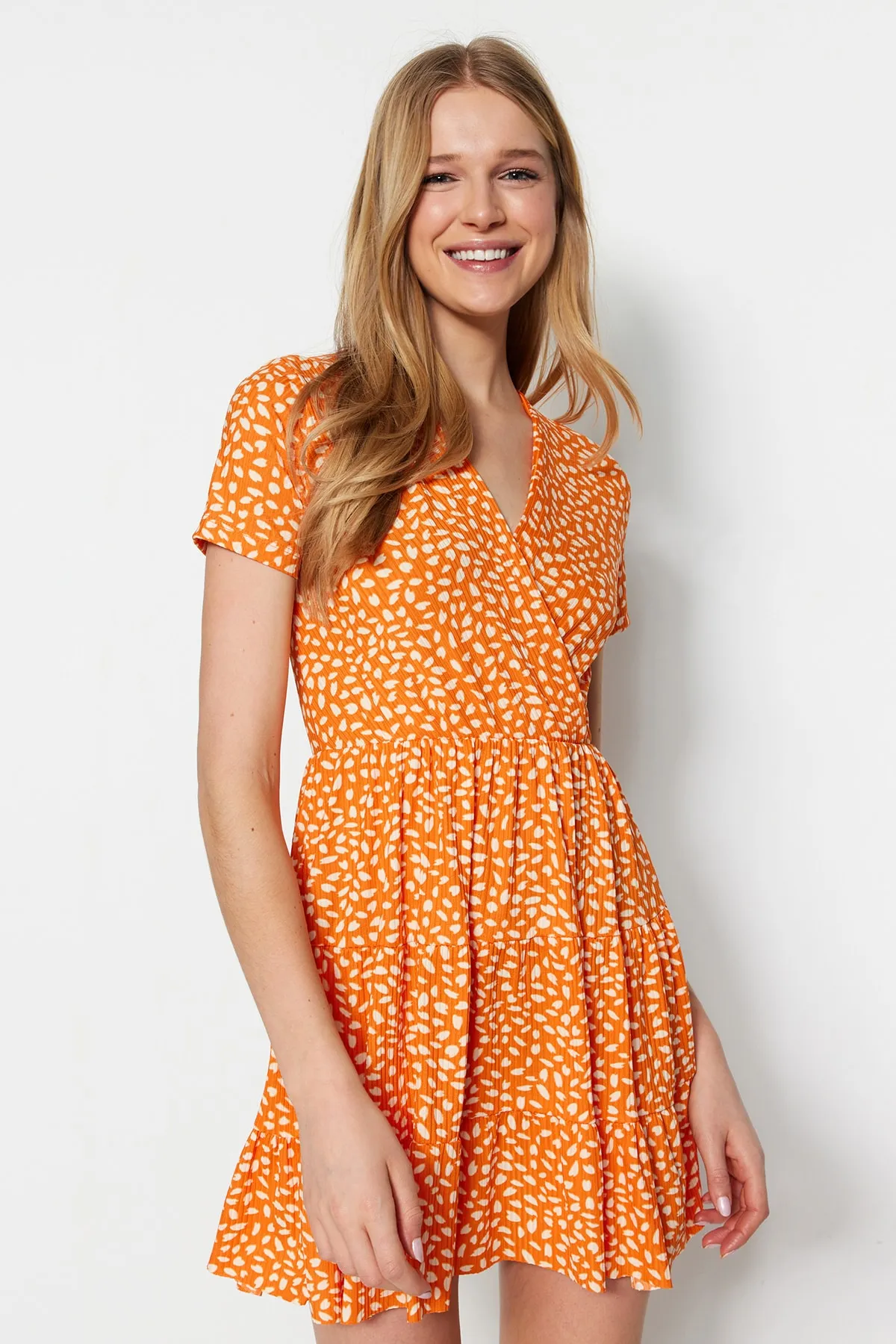 Trendyol Collection  Orange bedrucktes, zweireihiges, dehnbares Mini-Strickkleid mit zweireihigem Ausschnitt TWOSS21EL0241
