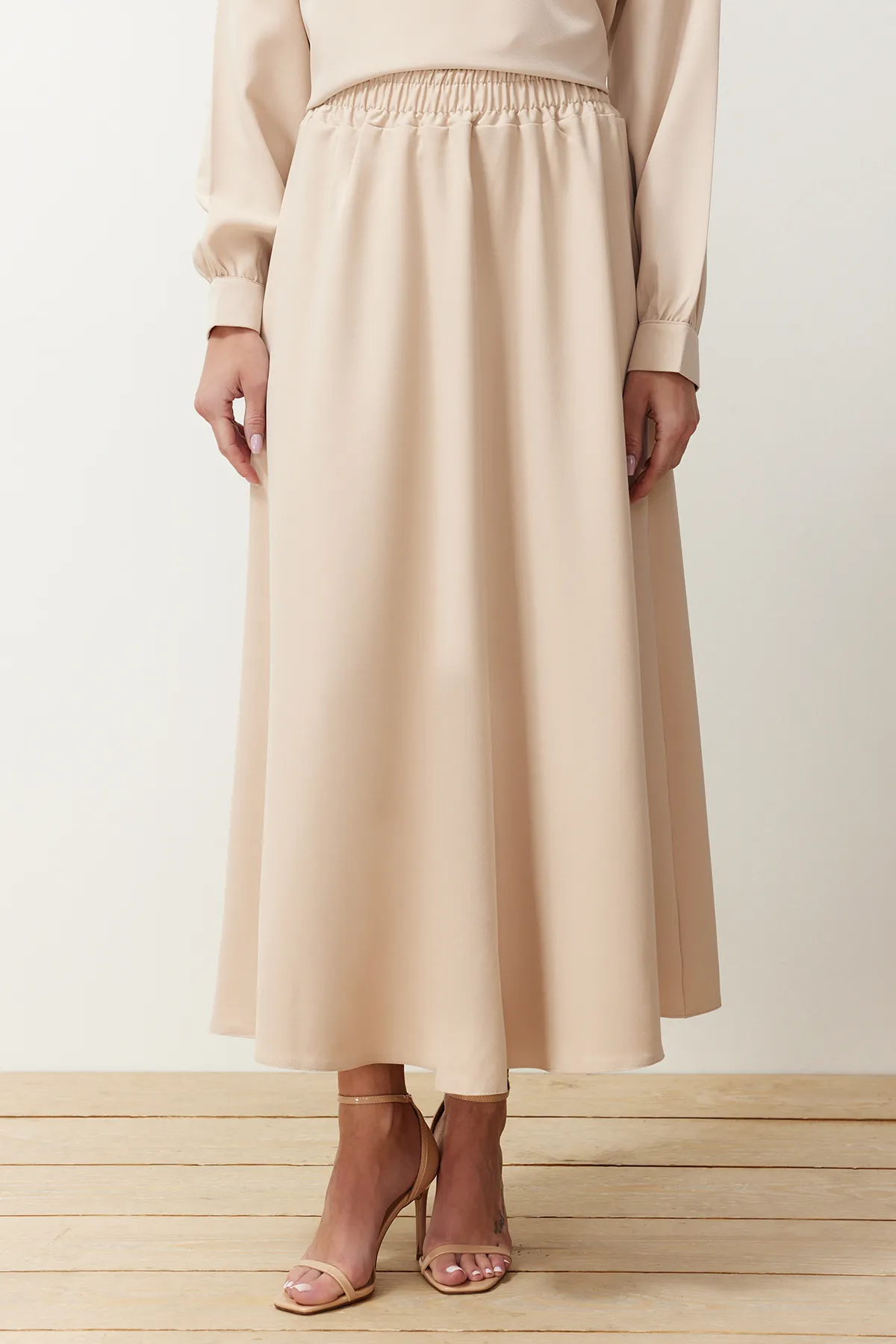 Trendyol Modest  Beiges Baby-Set aus Oberteil und Unterteil aus gewebtem Stoff mit Kragen, Rock und Tunika TCTSS24US00064