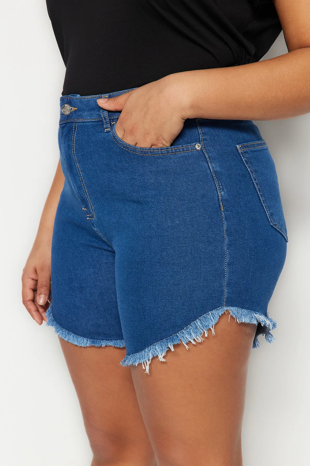 Trendyol Curve  Dunkelblaue, flexible Skinny-Jeansshorts mit Quasten und Bermudas TBSSS23CJ00016