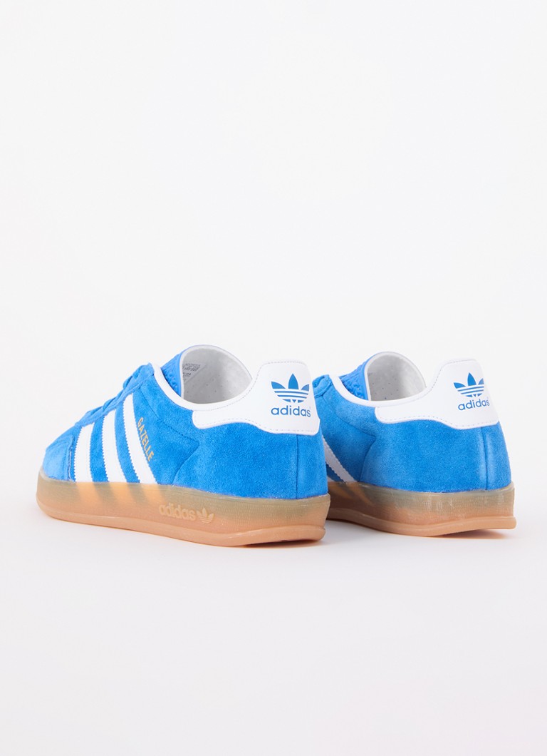 Pantofi sport Adidas Gazelle pentru interior pe față cu detalii din piele.