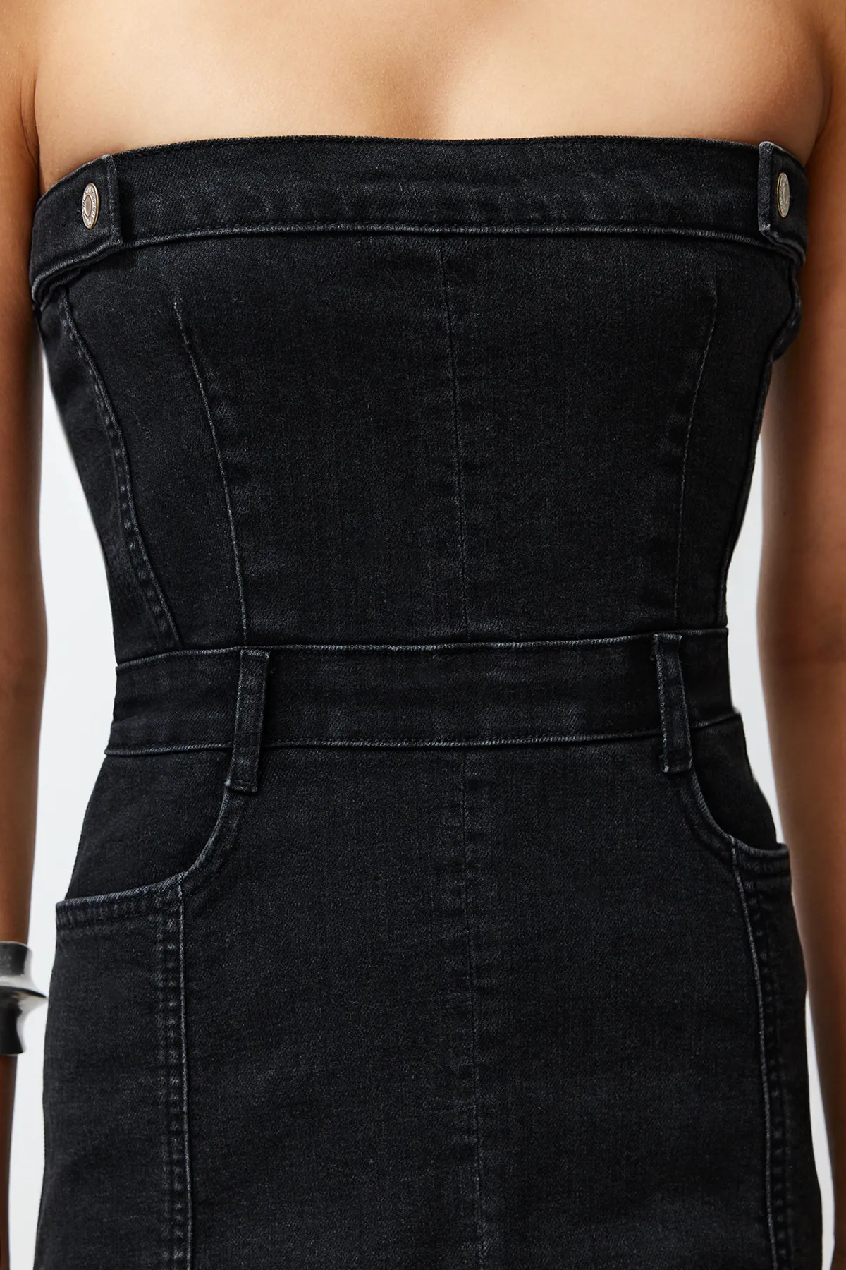 Trendyol Collection  Schwarzes trägerloses Mini-Jeanskleid mit Knopfdetail in limitierter Auflage TWOSS23EL01731
