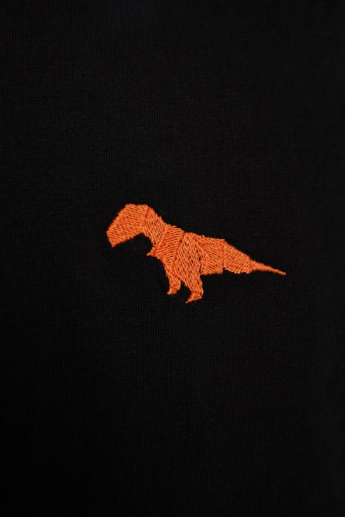 Trendyol Collection  Schwarzes Oversize-Fit-T-Shirt mit Rundhalsausschnitt und kurzen Ärmeln aus 100 % Baumwolle mit Dinosaurier-Stickerei TMNSS23TS00243