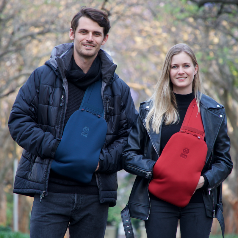 Snugbud Classic blau/roter Rucksack mit Wärmflasche