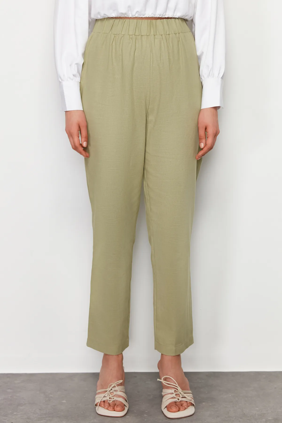 Trendyol Modest  Khakifarbenes Set mit Safari-Gabardine-Weste, Hose, Oberteil und Unterteil und Taschendetails TCTSS24US00034