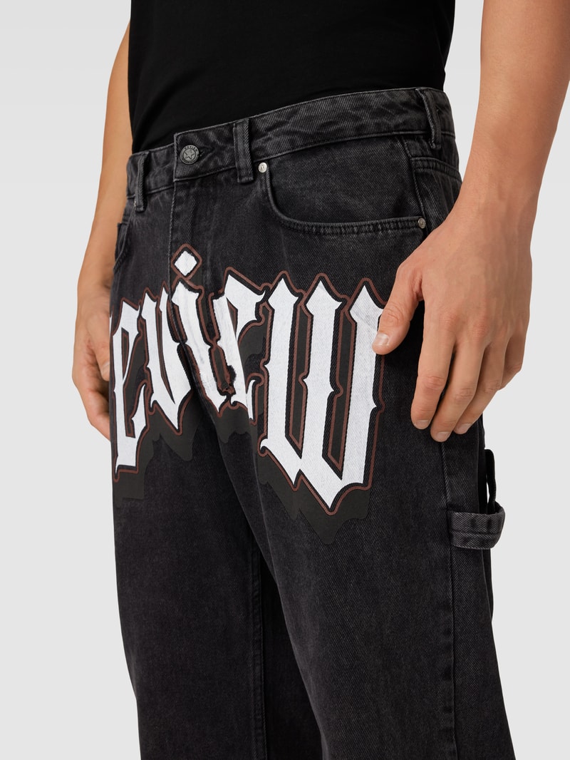 Jeans in lockerem Schnitt mit Label-Print in schwarz